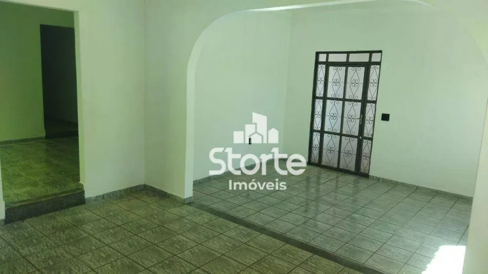 Casa à venda com 4 quartos, 190m² - Foto 1