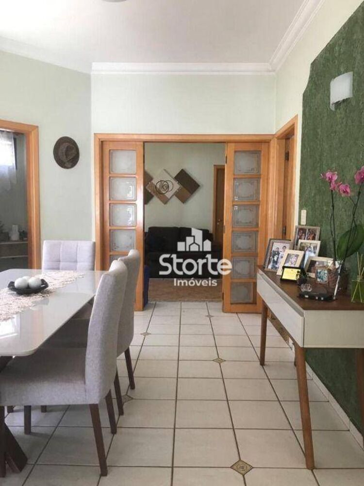 Casa, 4 quartos, 250 m² - Foto 1