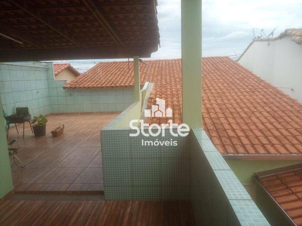 Casa, 3 quartos, 235 m² - Foto 2