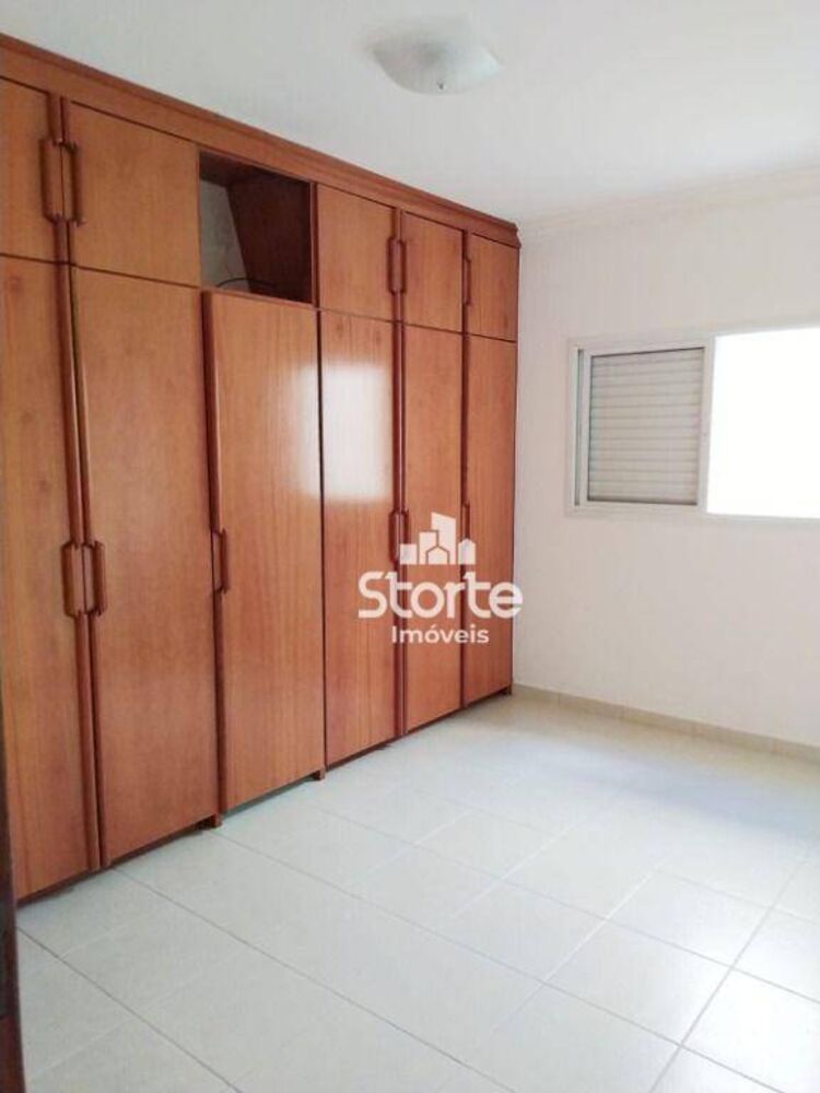 Casa à venda com 3 quartos, 173m² - Foto 1