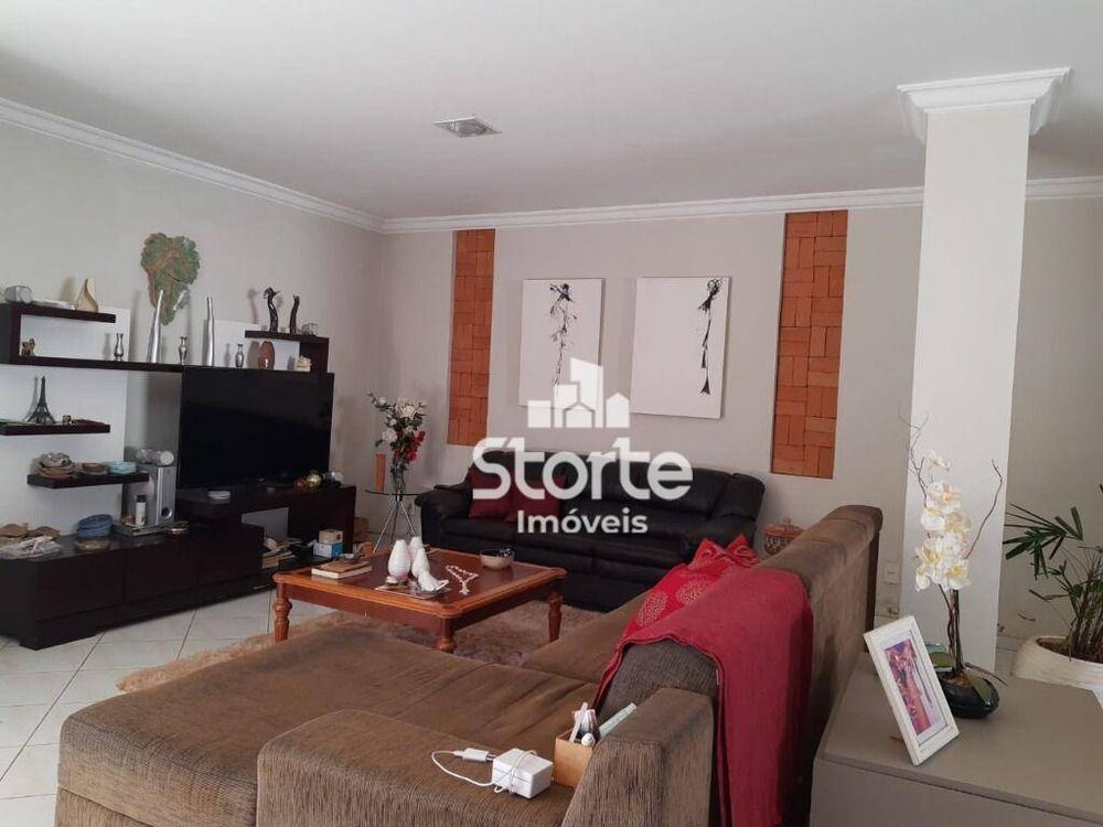 Casa, 4 quartos, 354 m² - Foto 1