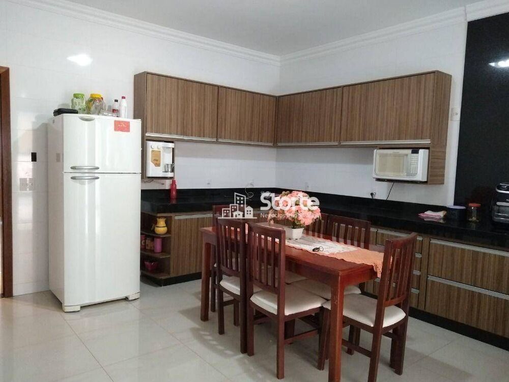 Casa, 3 quartos, 230 m² - Foto 3