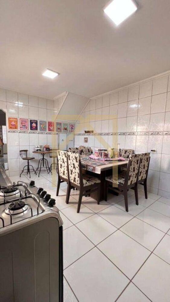 Casa à venda com 3 quartos, 134m² - Foto 1