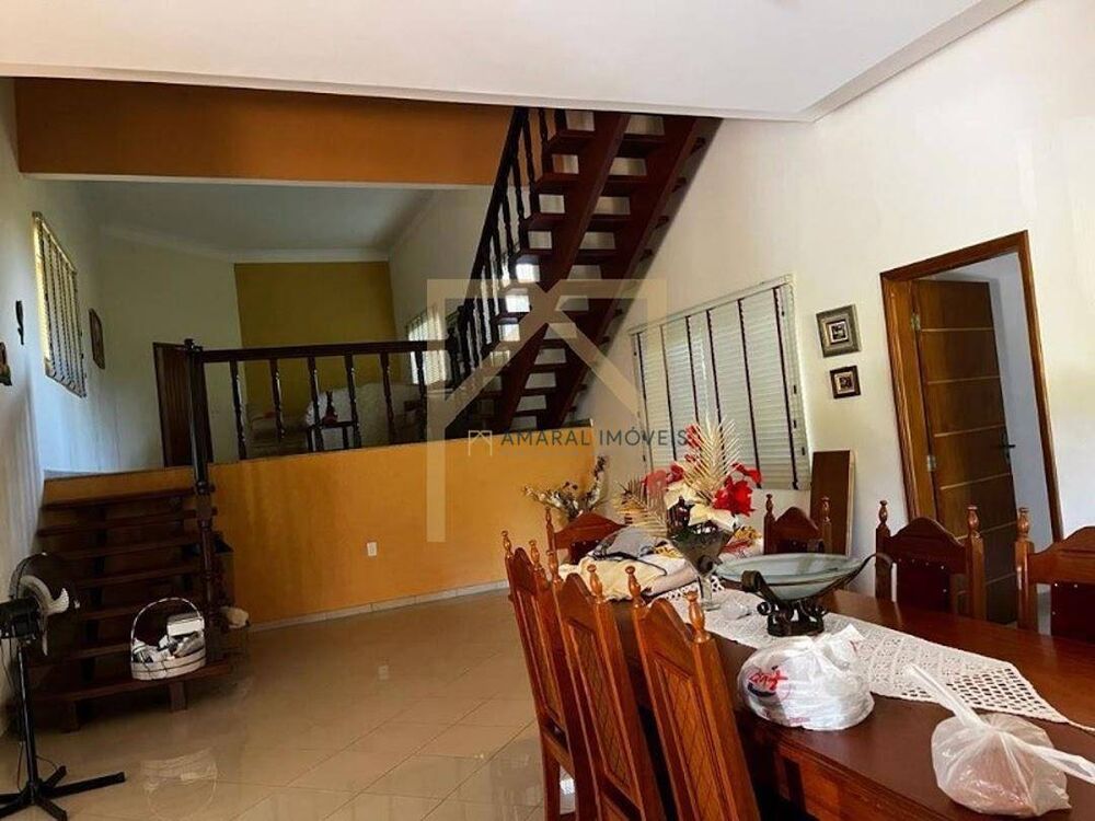 Casa à venda com 4 quartos, 400m² - Foto 1