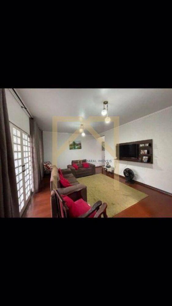 Casa à venda com 3 quartos, 241m² - Foto 1