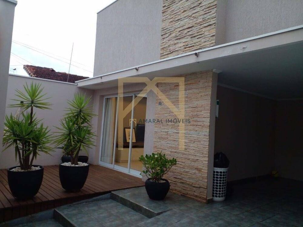 Casa à venda com 3 quartos, 215m² - Foto 1