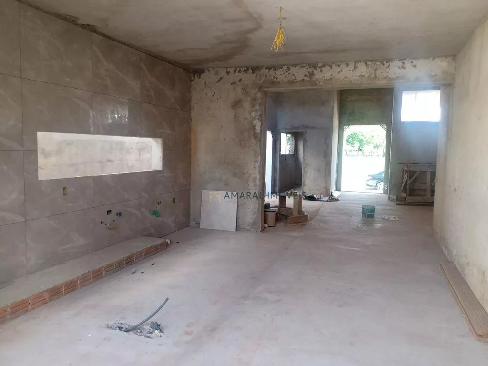 Casa à venda com 3 quartos, 286m² - Foto 1