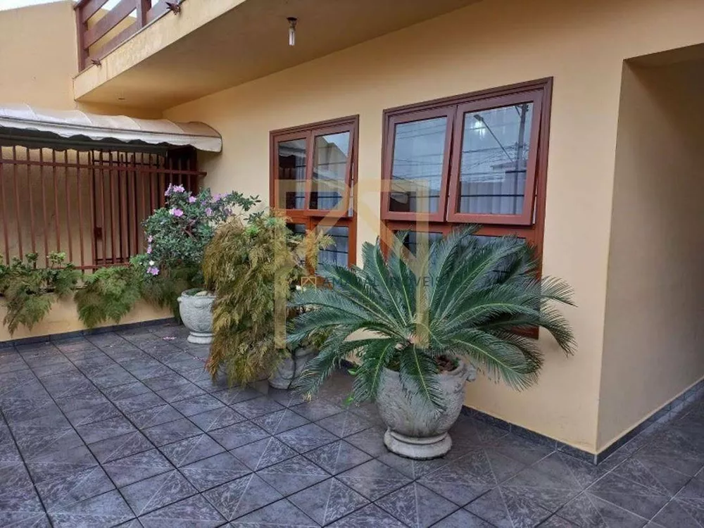 Casa à venda com 4 quartos, 240m² - Foto 1