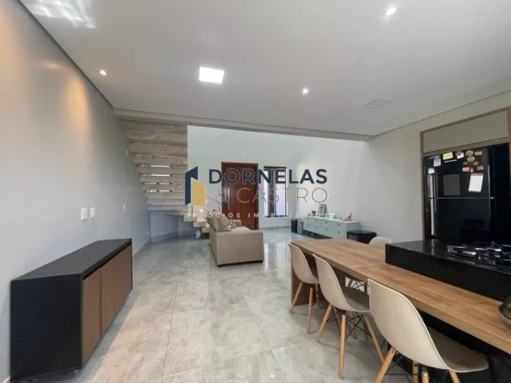 Casa à venda com 3 quartos, 250m² - Foto 2