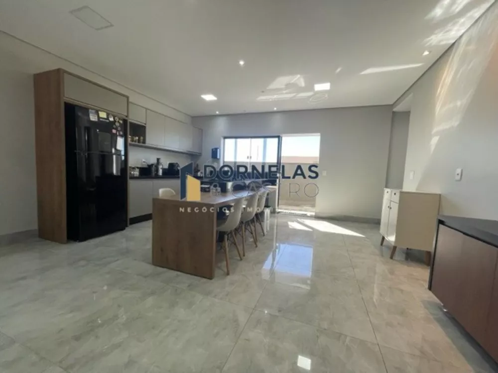 Casa à venda com 3 quartos, 250m² - Foto 3