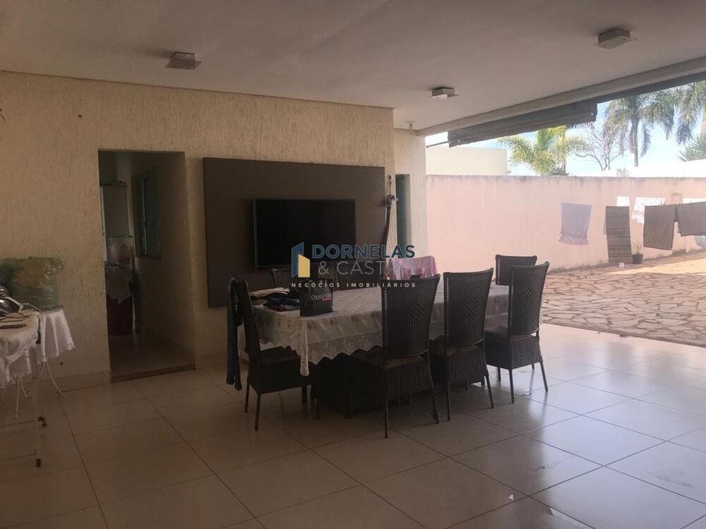 Casa à venda com 4 quartos, 500m² - Foto 1