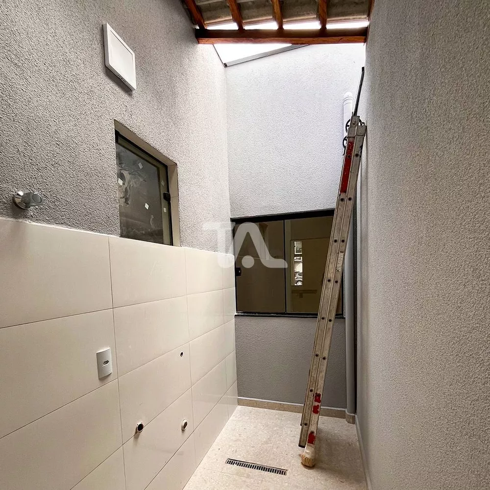 Casa à venda com 2 quartos, 60m² - Foto 3