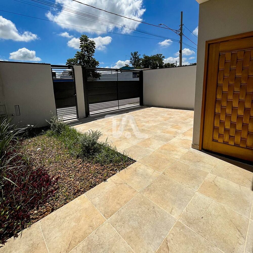 Casa à venda com 3 quartos, 93m² - Foto 1