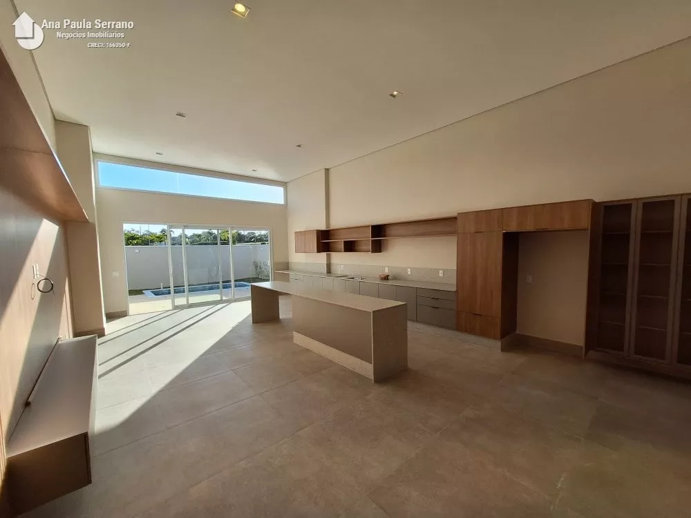 Casa à venda com 3 quartos, 302m² - Foto 1