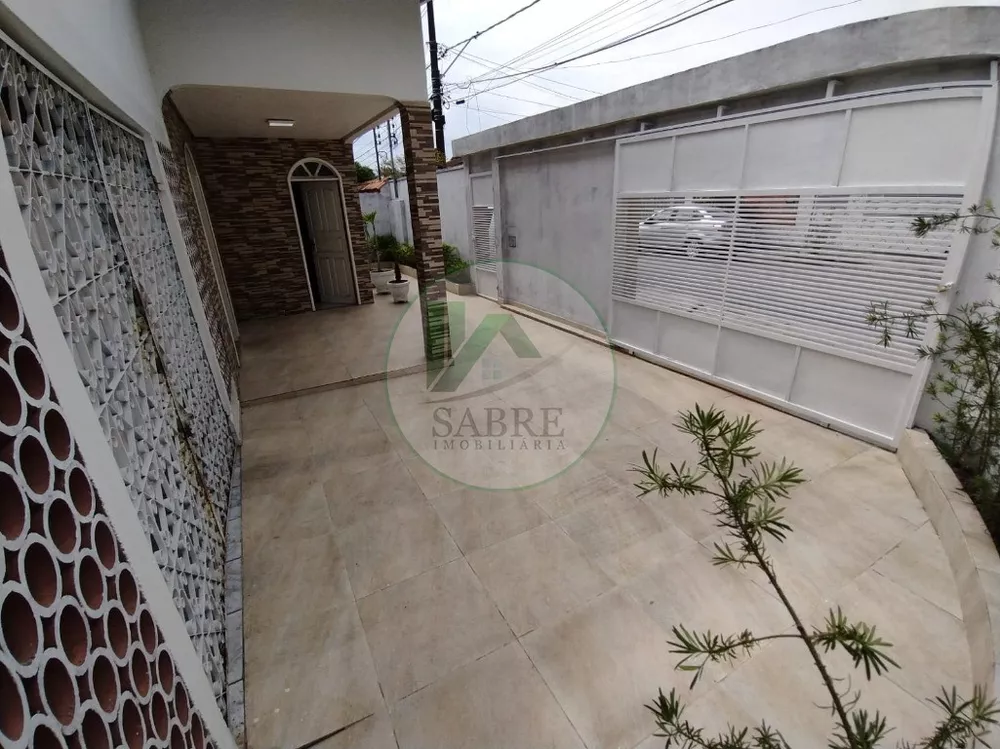 Casa à venda com 5 quartos, 230m² - Foto 2