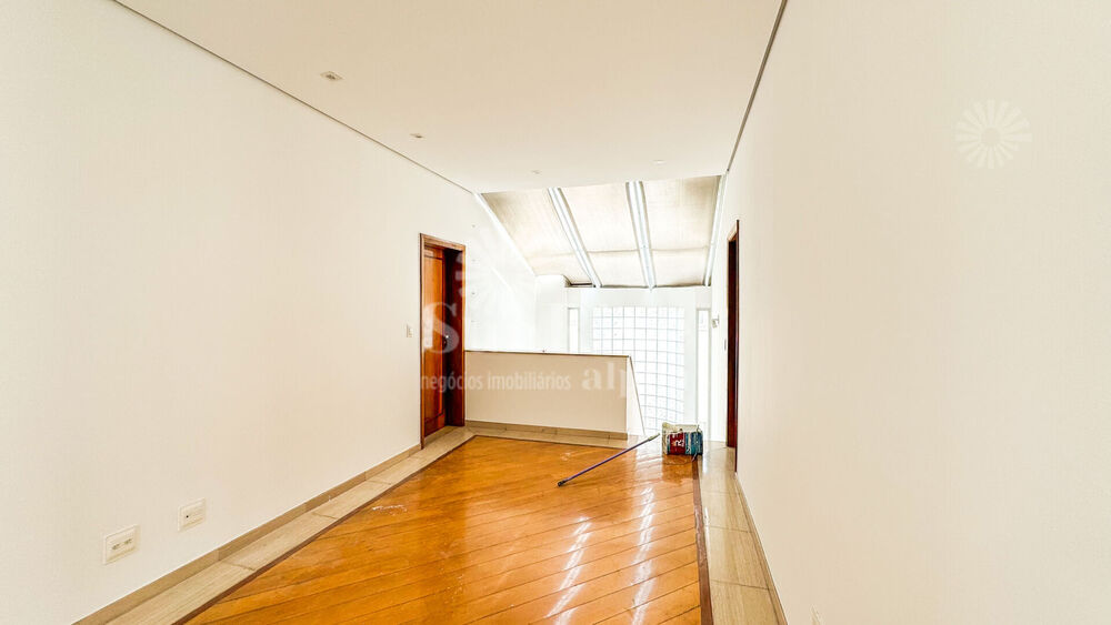 Casa para alugar com 4 quartos, 600m² - Foto 1