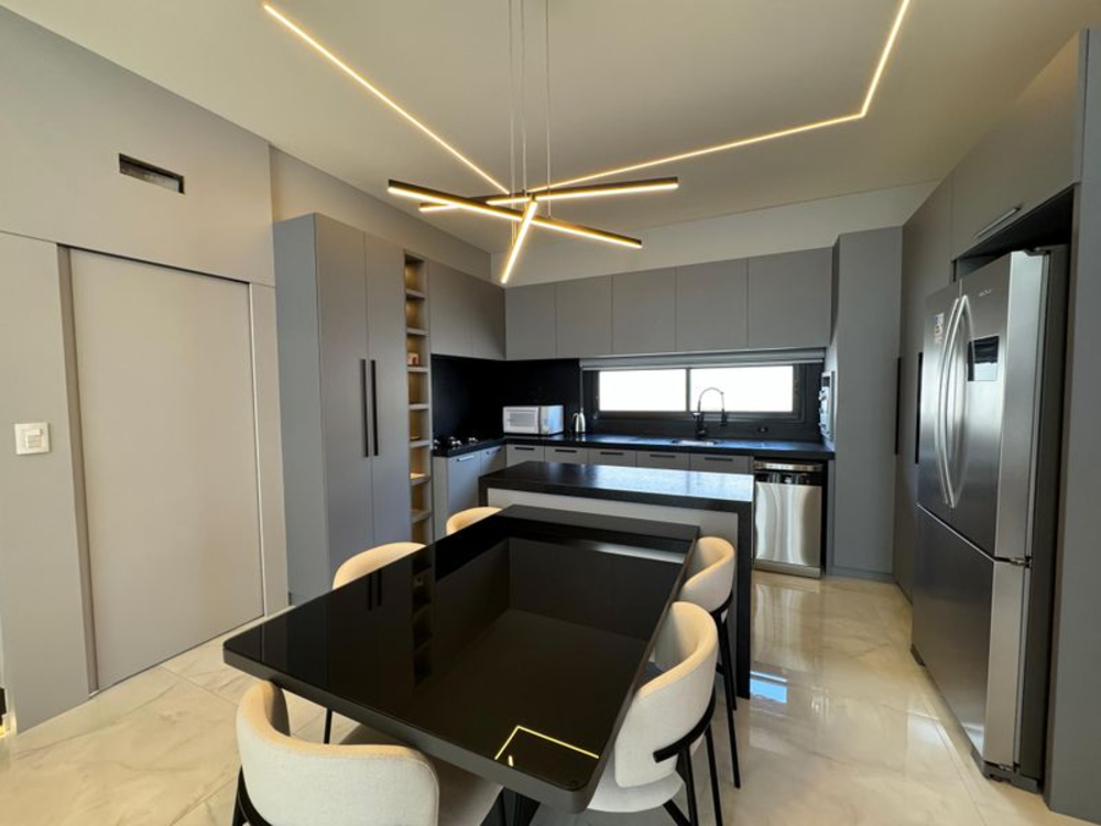 Casa à venda com 4 quartos, 221m² - Foto 2