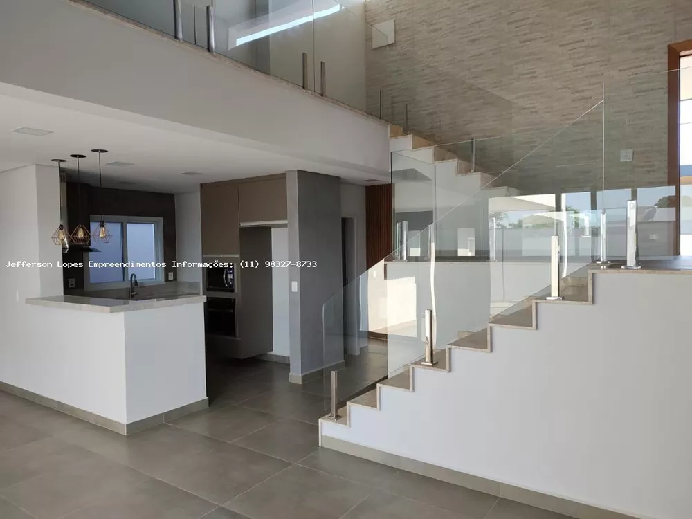 Casa à venda com 3 quartos, 330m² - Foto 1