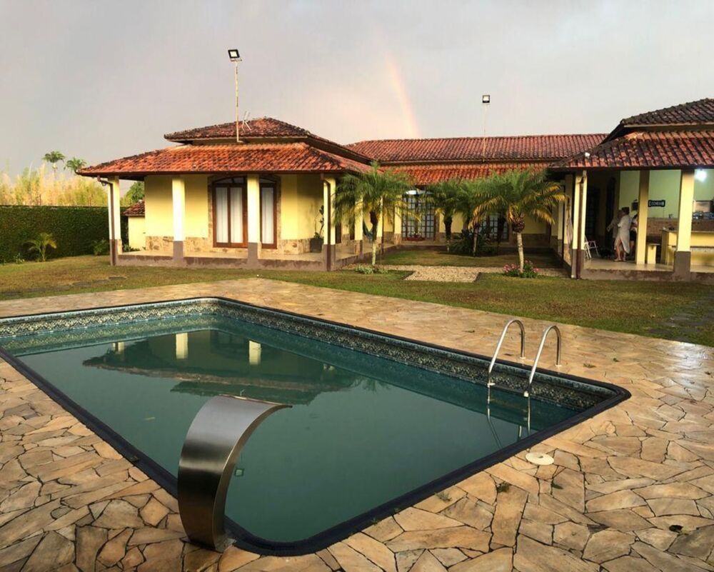 Chácara à venda com 4 quartos, 420m² - Foto 1