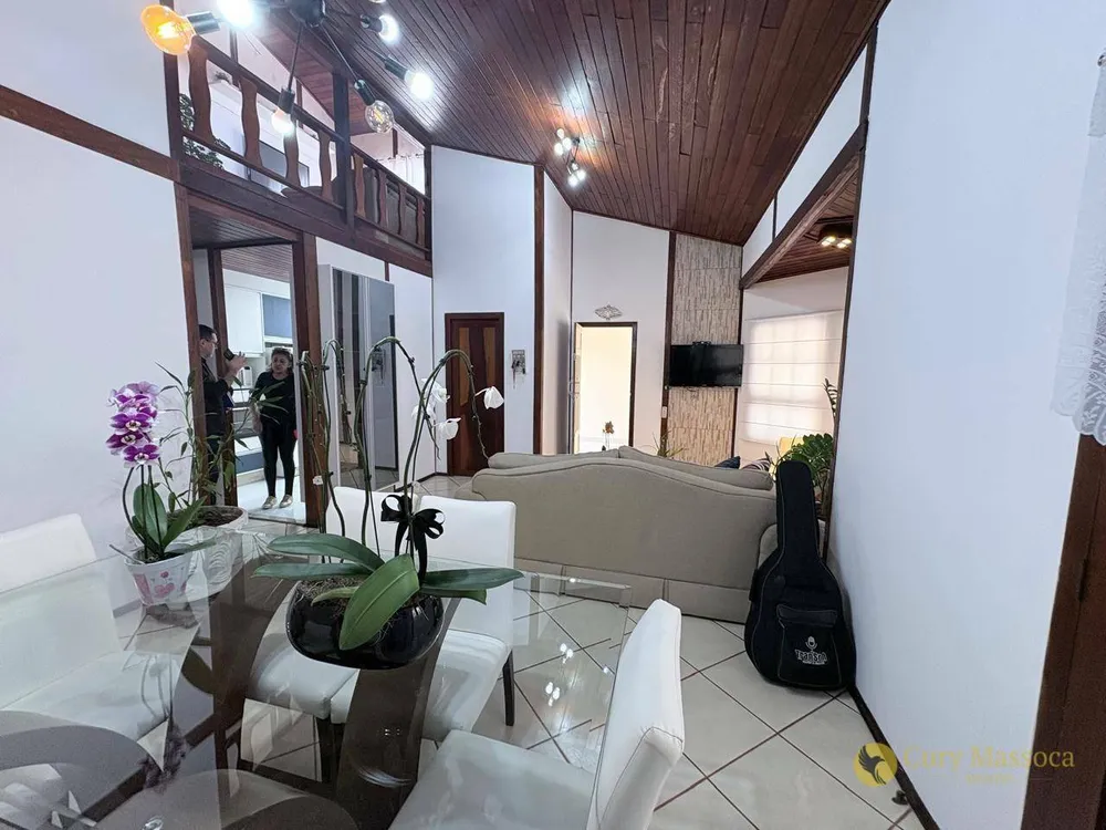 Casa, 3 quartos, 213 m² - Foto 2