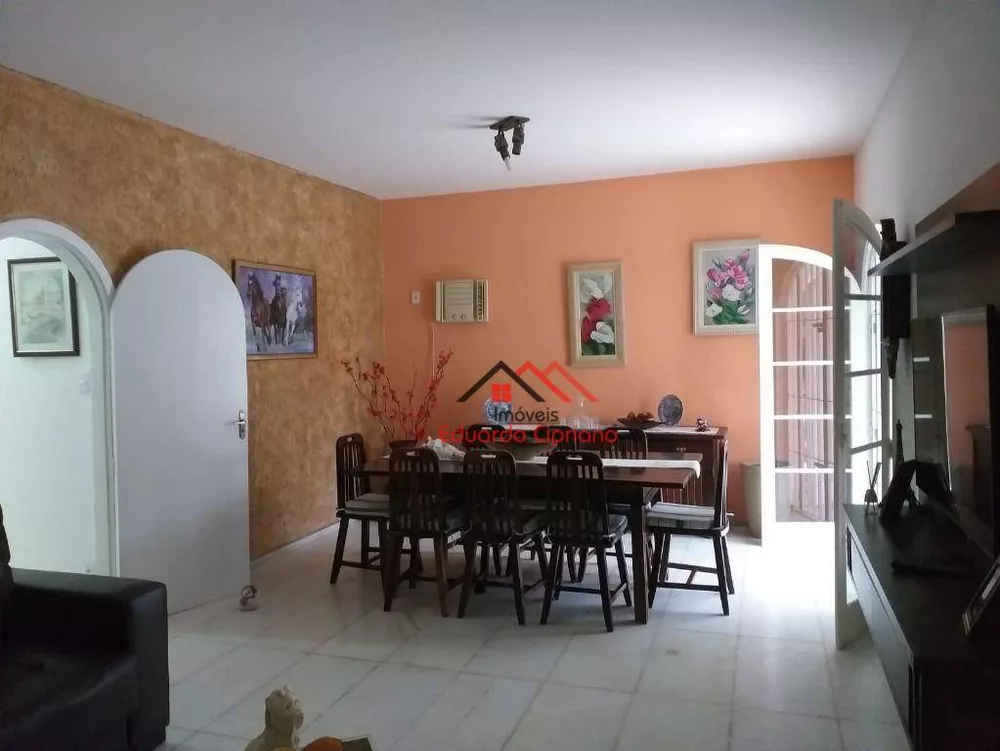 Casa à venda com 3 quartos, 176m² - Foto 1