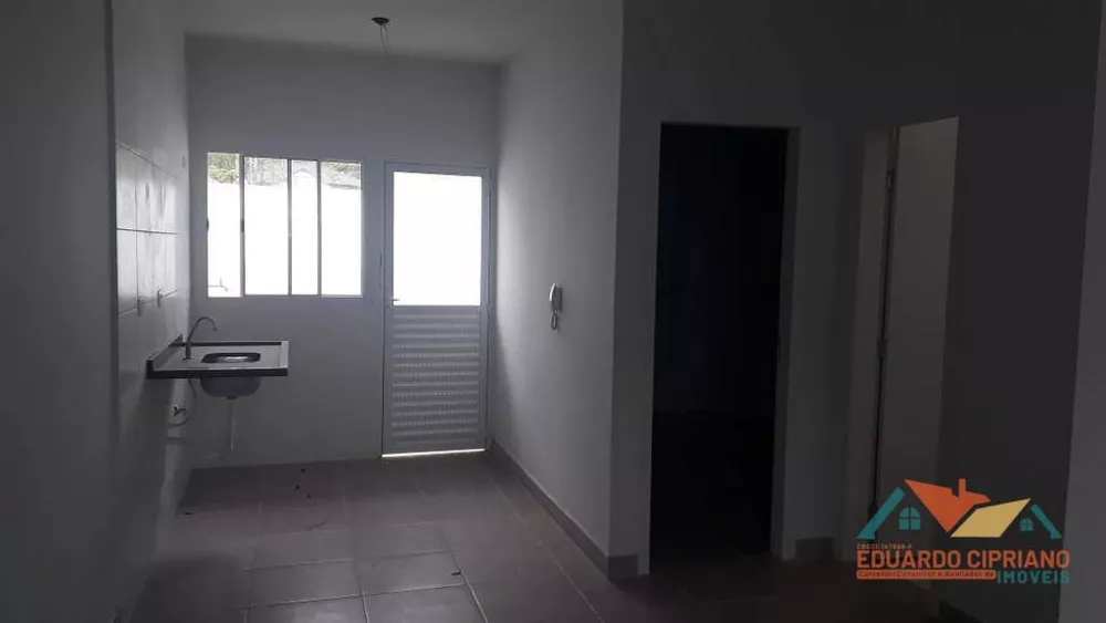 Casa à venda com 2 quartos, 60m² - Foto 2