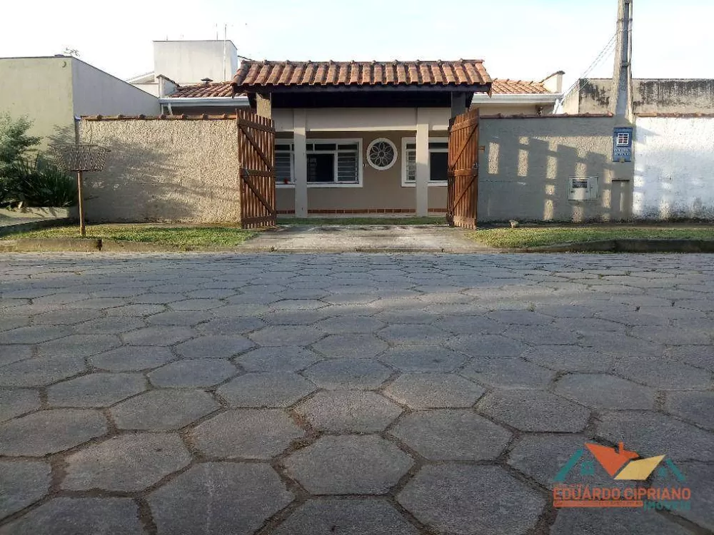 Casa à venda com 3 quartos, 152m² - Foto 1