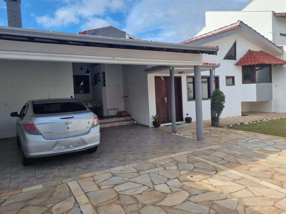 Casa à venda com 4 quartos, 273m² - Foto 1