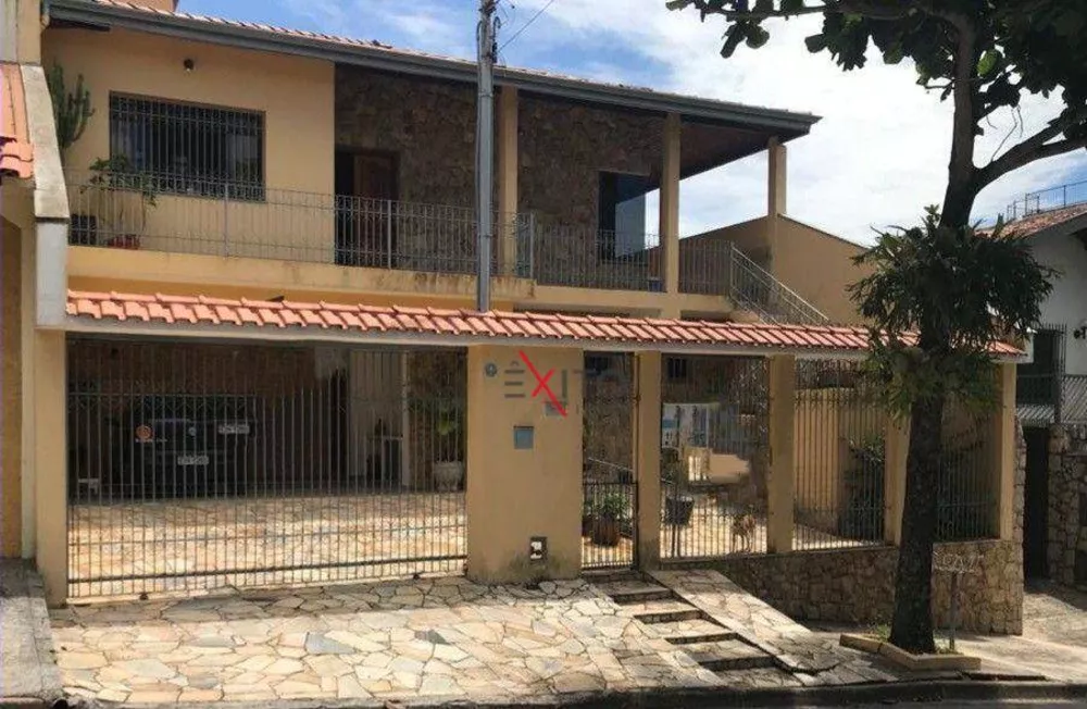 Casa à venda com 3 quartos, 223m² - Foto 1