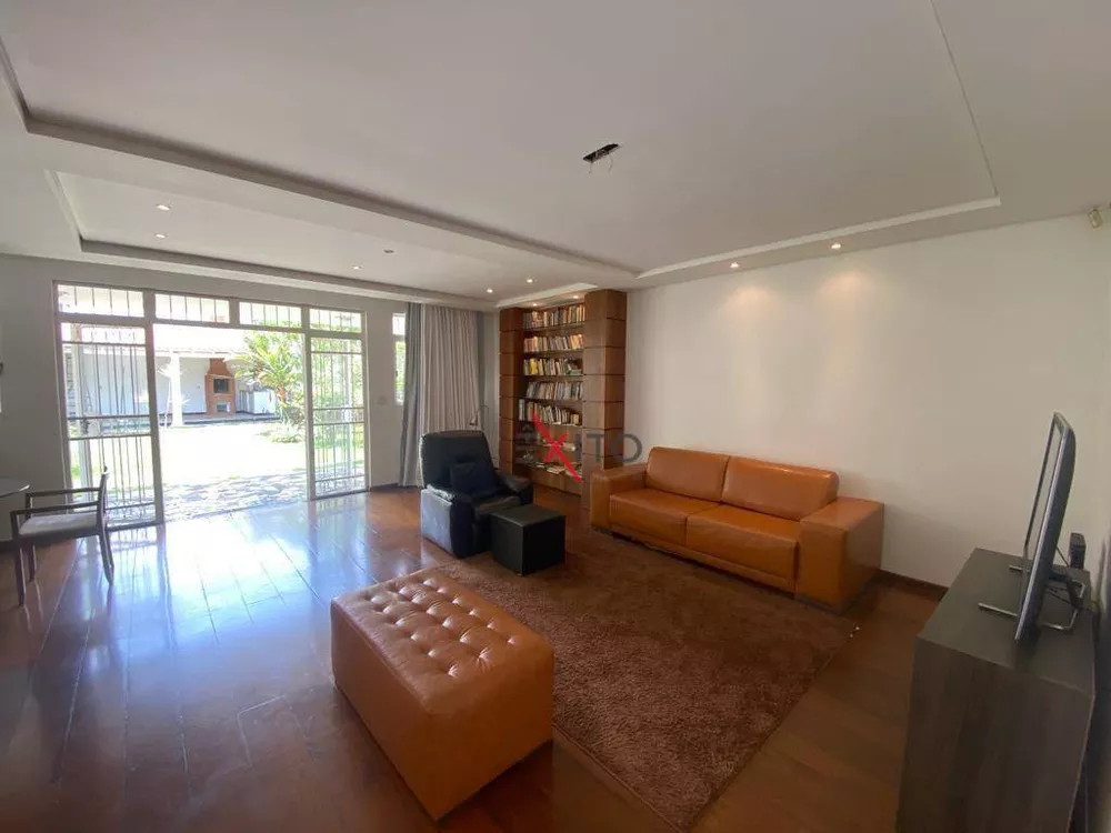 Casa à venda com 3 quartos, 222m² - Foto 1