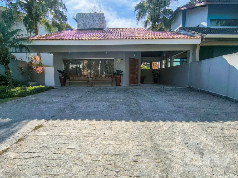 Casa, 5 quartos, 227 m² - Foto 1