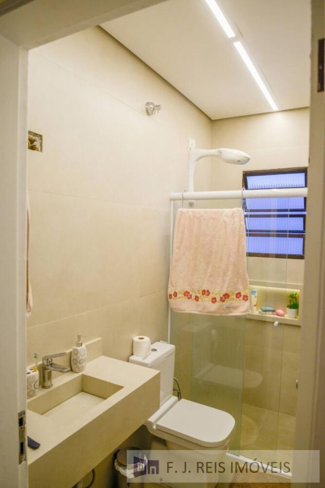 Casa à venda com 2 quartos, 125m² - Foto 1