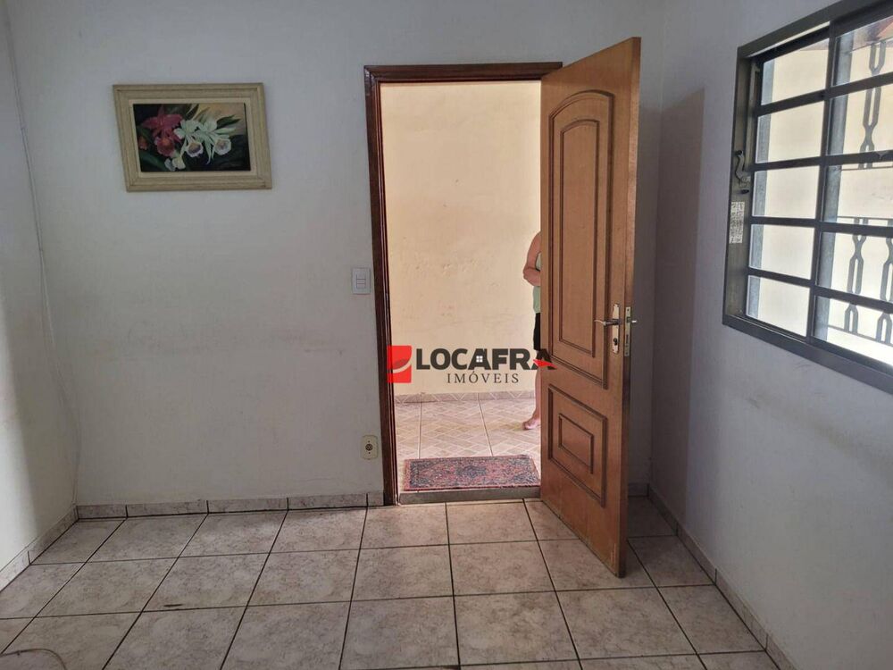 Casa, 5 quartos, 182 m² - Foto 1