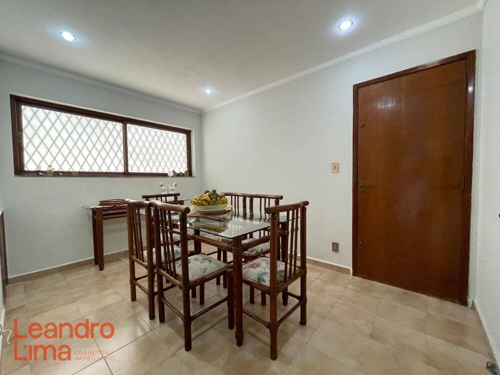 Casa à venda com 3 quartos, 256m² - Foto 1