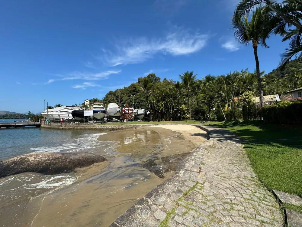 Casa de Condomínio para alugar com 4 quartos, 250m² - Foto 3