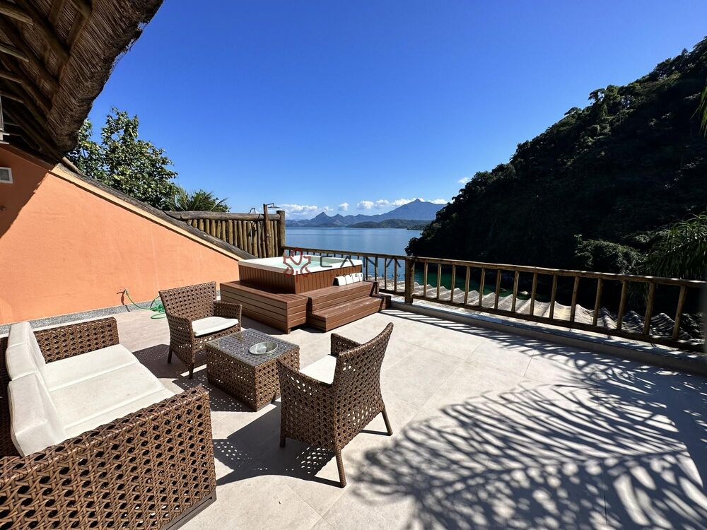 Casa de Condomínio à venda com 4 quartos, 200m² - Foto 1
