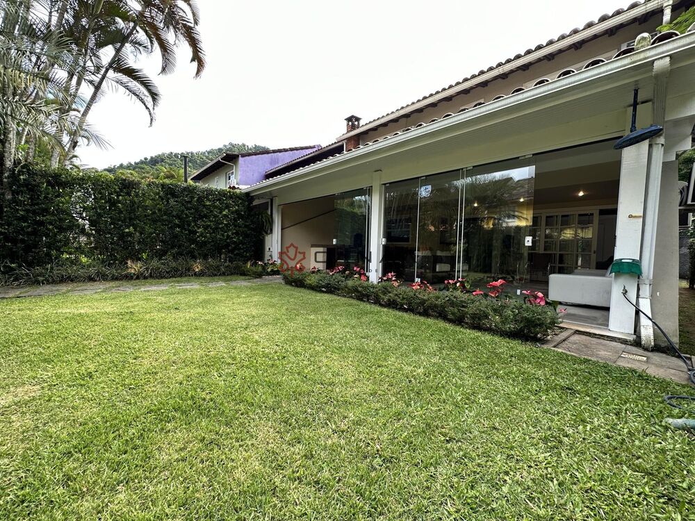Casa de Condomínio à venda com 4 quartos, 250m² - Foto 1