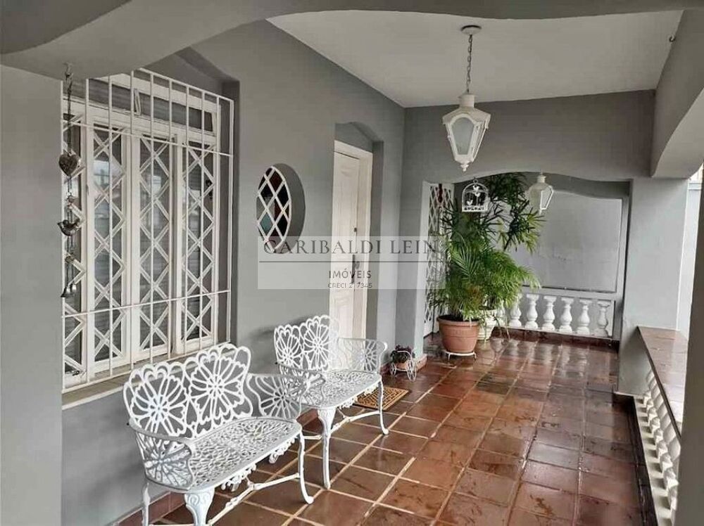 Casa à venda com 3 quartos, 331m² - Foto 1