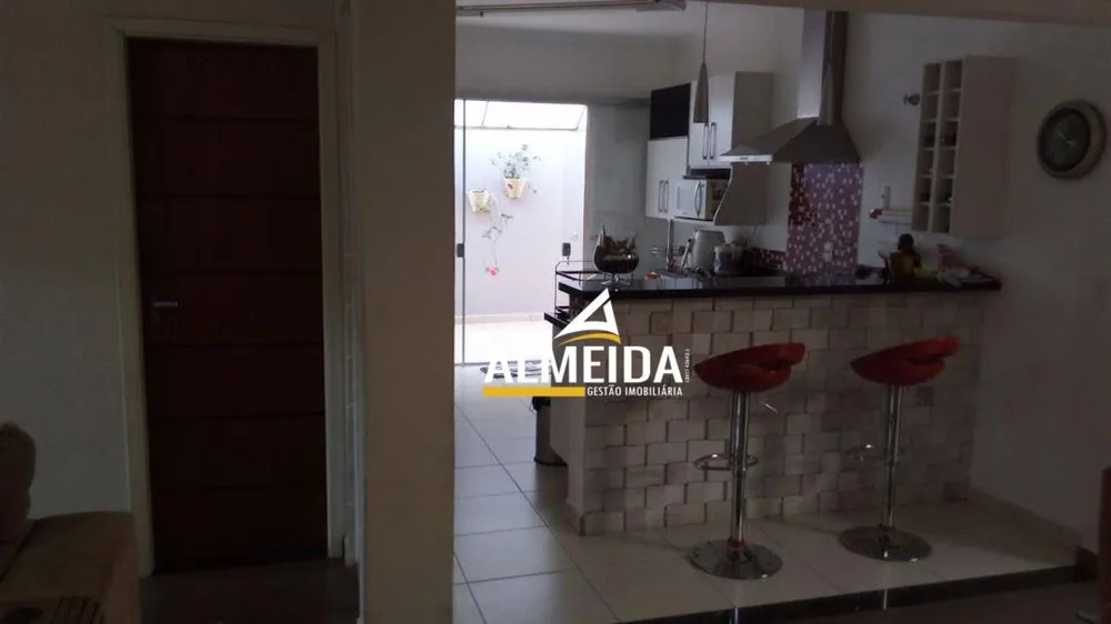 Casa, 3 quartos, 229 m² - Foto 2