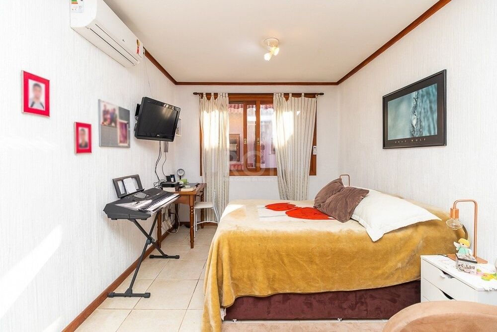 Casa de Condomínio à venda com 3 quartos, 240m² - Foto 1