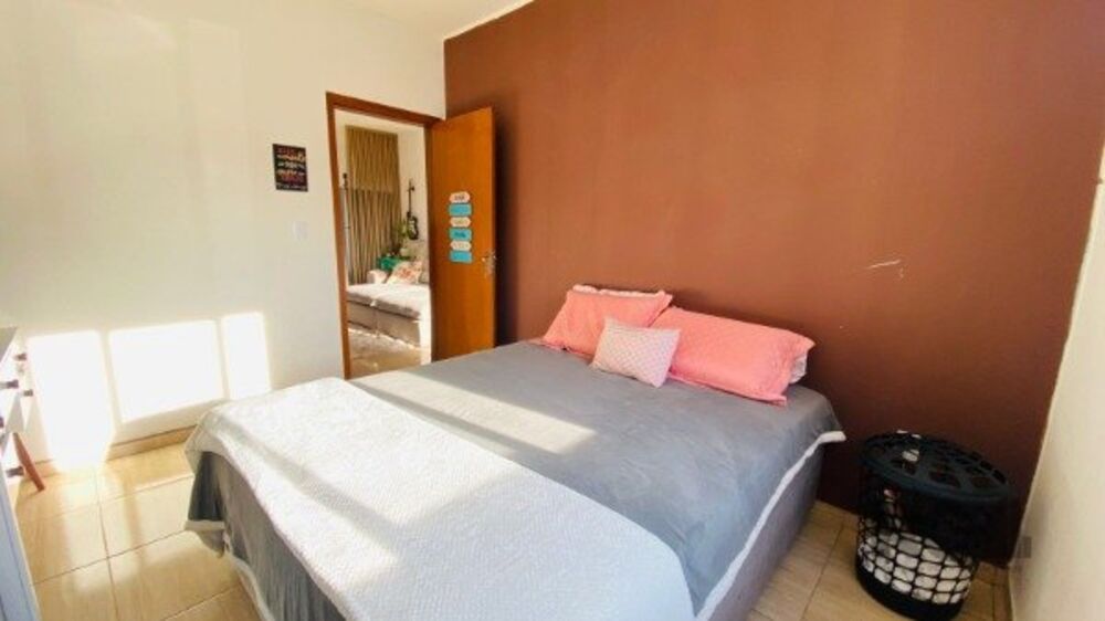 Casa à venda com 2 quartos, 57m² - Foto 1