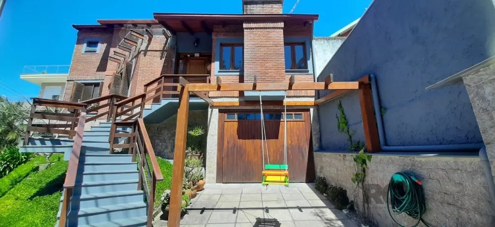 Casa de Condomínio à venda com 4 quartos, 245m² - Foto 1