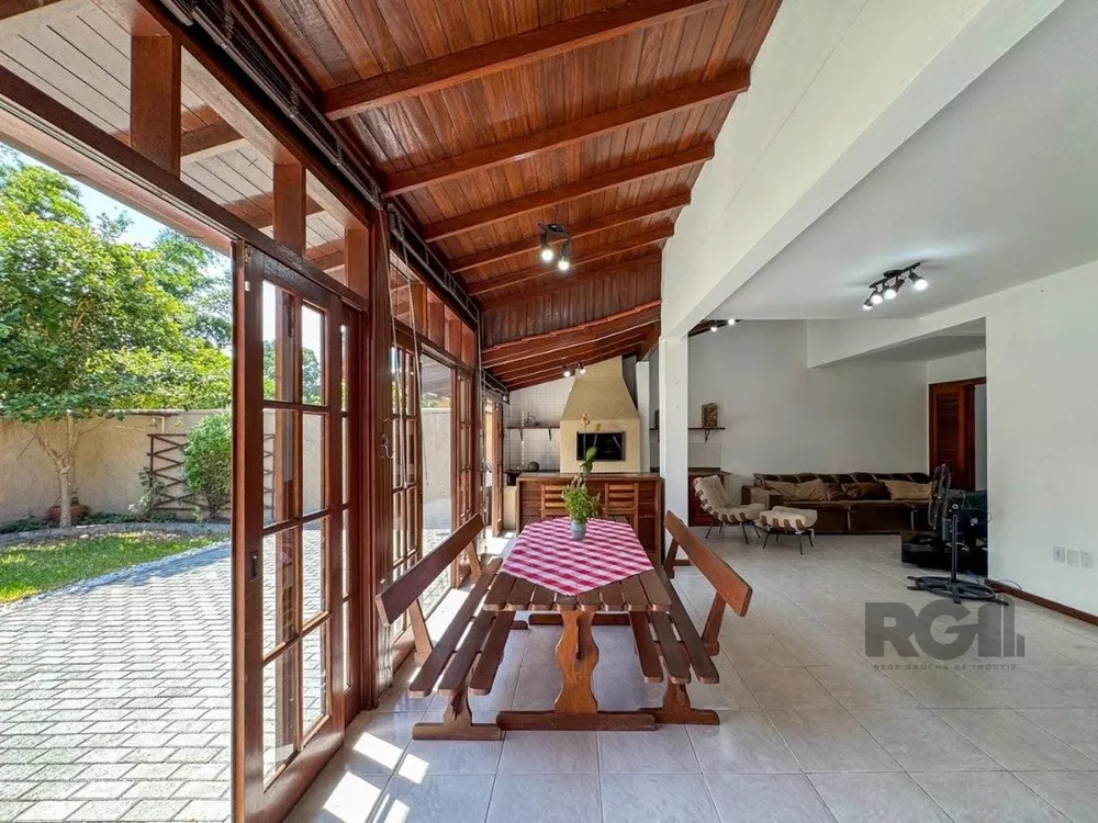 Casa à venda com 3 quartos, 236m² - Foto 1