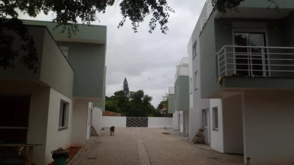 Casa à venda com 3 quartos, 218m² - Foto 1