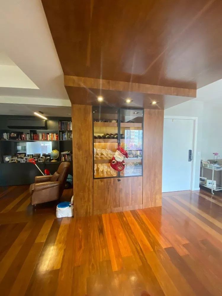 Apartamento à venda com 3 quartos, 221m² - Foto 3