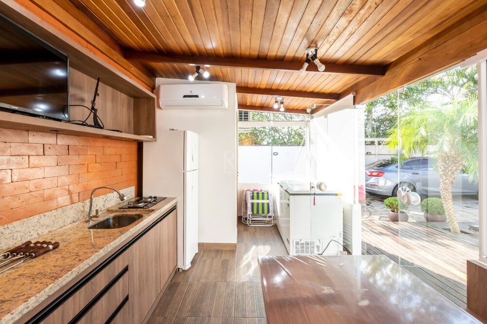 Casa à venda com 2 quartos, 135m² - Foto 2