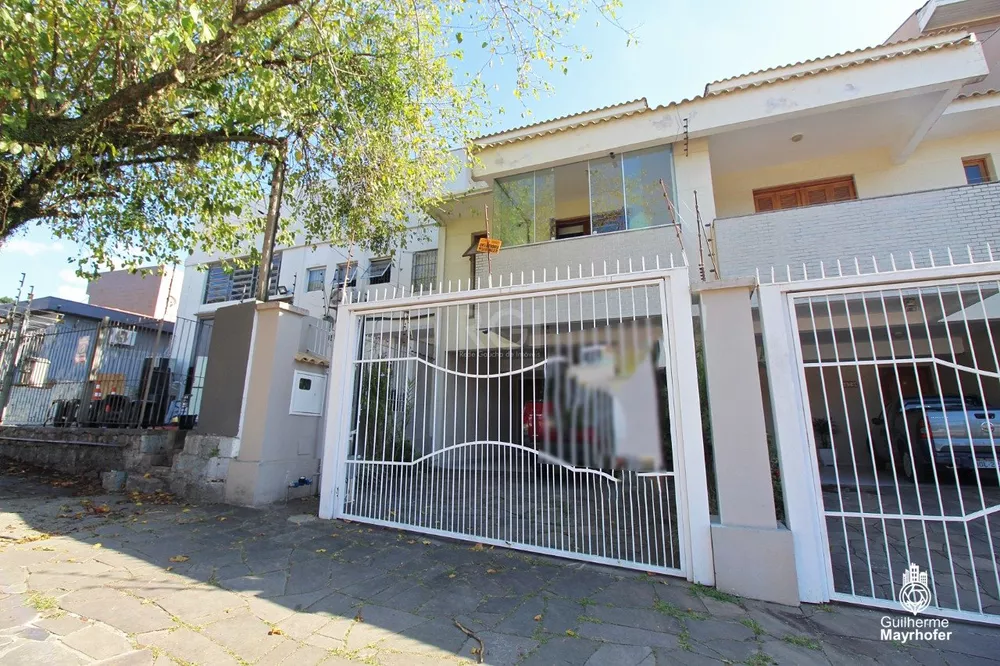 Casa à venda com 3 quartos, 226m² - Foto 1