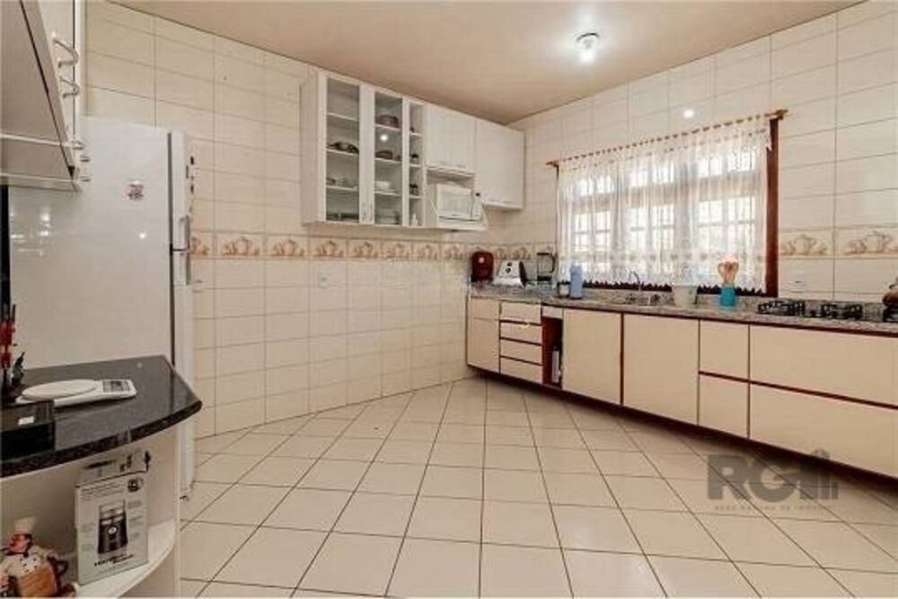 Casa à venda com 3 quartos, 261m² - Foto 2