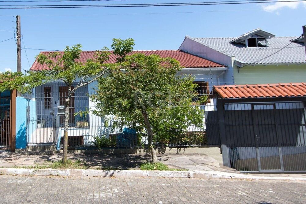 Casa à venda com 3 quartos, 212m² - Foto 1
