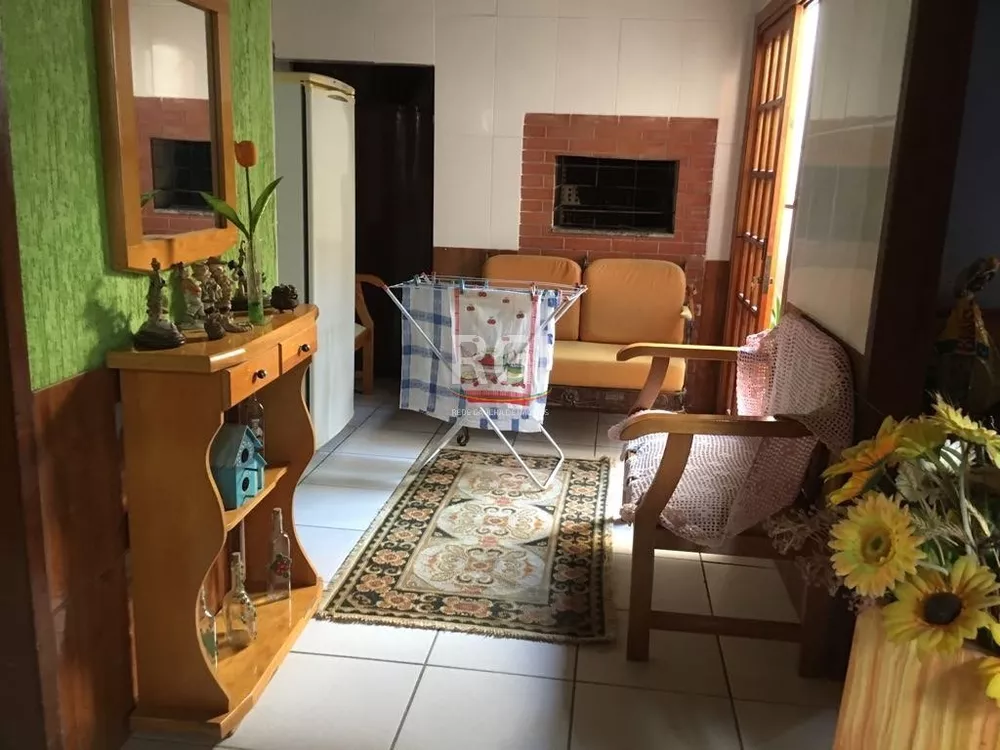 Casa à venda com 4 quartos, 219m² - Foto 1